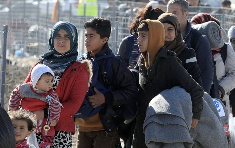KIL25. IDOMENI (GRECIA), 08/11/2015.- Immigrants arribant a un camp de refugiats EFE/SIMELA PANTZARTZI