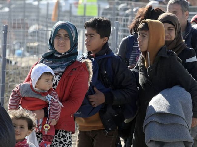 KIL25. IDOMENI (GRECIA), 08/11/2015.- Immigrants arribant a un camp de refugiats EFE/SIMELA PANTZARTZI