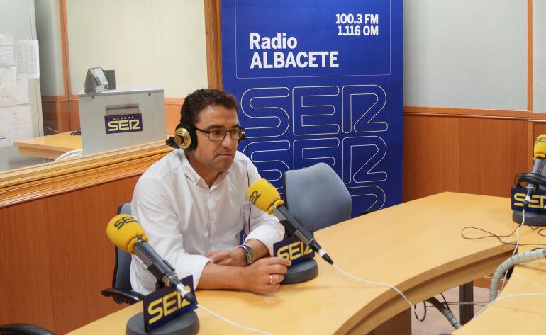 Modesto Belinchón, en una fotografía de archivo en una entrevista en Radio Albacete