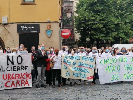 Unos 200 vecinos del Camero Viejo y las Siete Villas protestan contra la reorganización de urgencias y con ellos miembros del PP y del Partido Riojano.