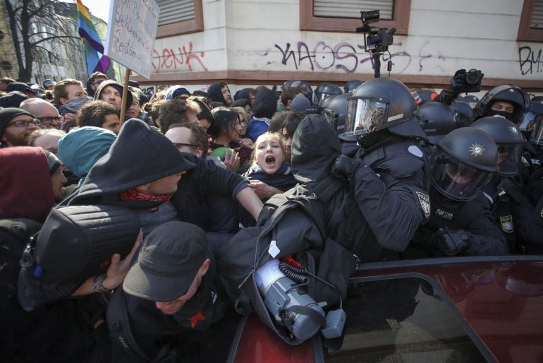 -FOTODELDIA- FRA019 FRÁNCFORT (ALEMANIA) 18/03/2015.- Manifestantes se enfrentan a policías antidisturbios durante una protesta ante la nueva sede del Banco Central Europeo (BCE) en Fráncfort (Alemania) hoy, miércoles 18 de marzo de 2015. Miembros del gru