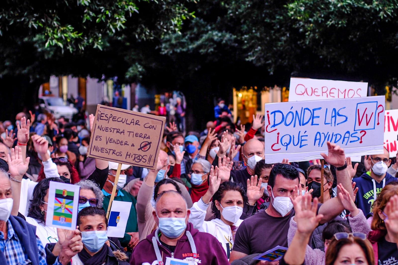 Manifestantes por los efectos de la erupción volcánica en La Palma