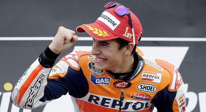 El piloto de Honda celebra su triunfo en el Gran Premio de la República Checa.