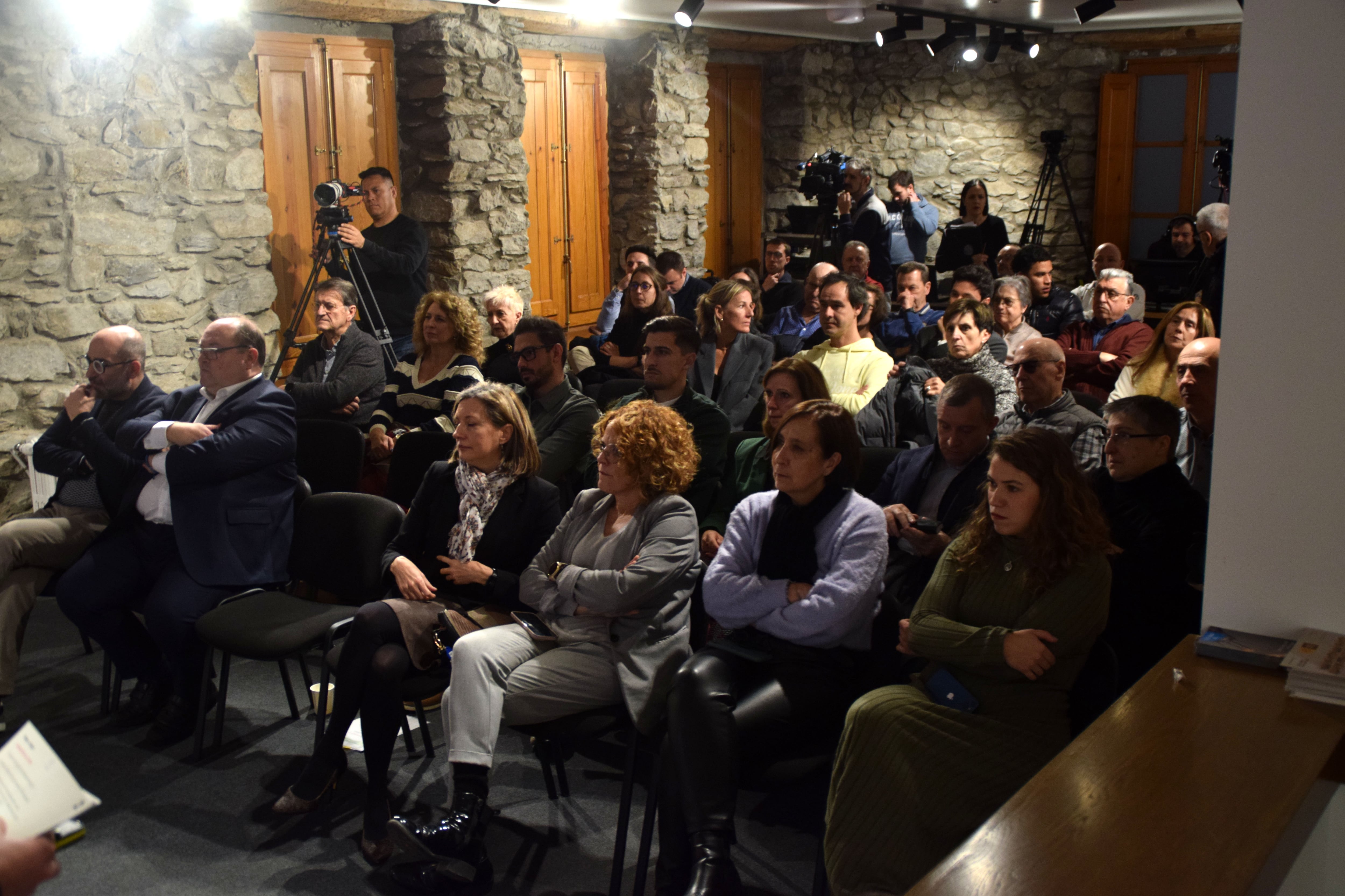 Un bon nombre de ciutadans van assistir a la reunió de poble a Sant Julià de Lòria sobre els projectes del comú pel 2025.