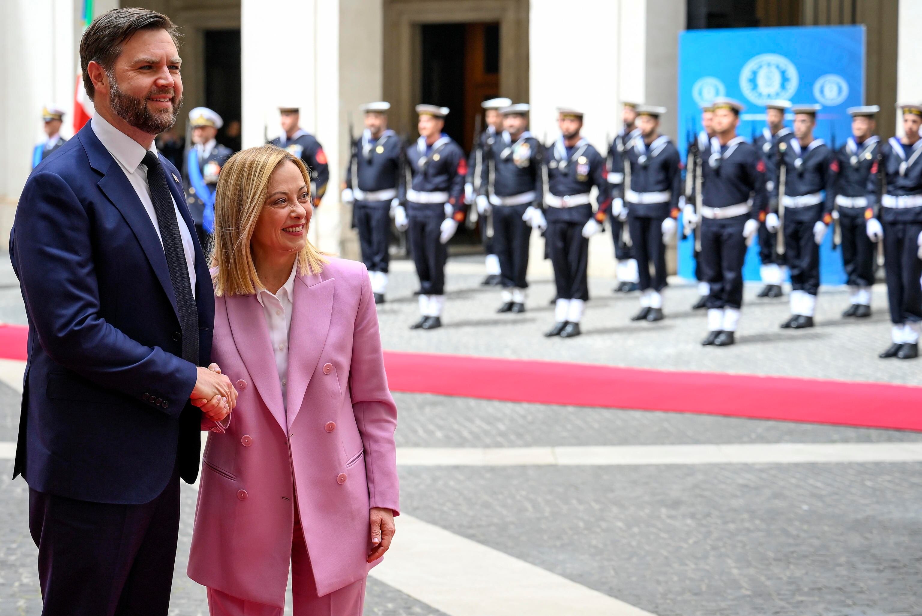 La Primera Ministra italiana Giorgia Meloni y el vicepresidente de los Estados Unidos James David Vance.