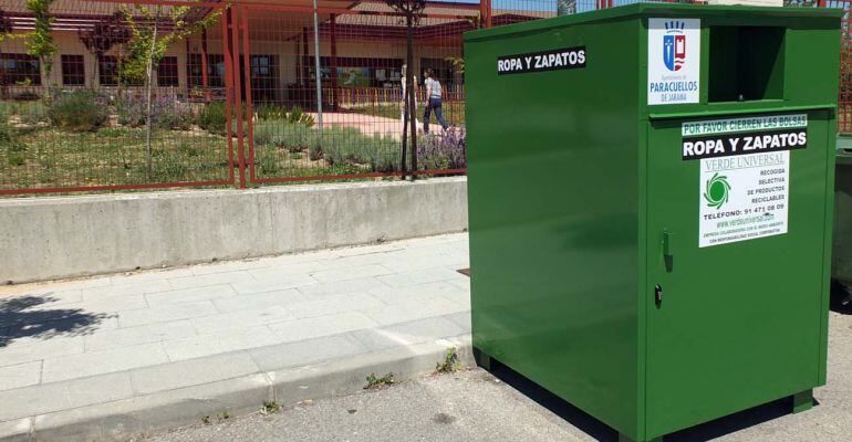 Uno de los nuevos contenedores de reciclaje textil de Paracuellos de Jarama