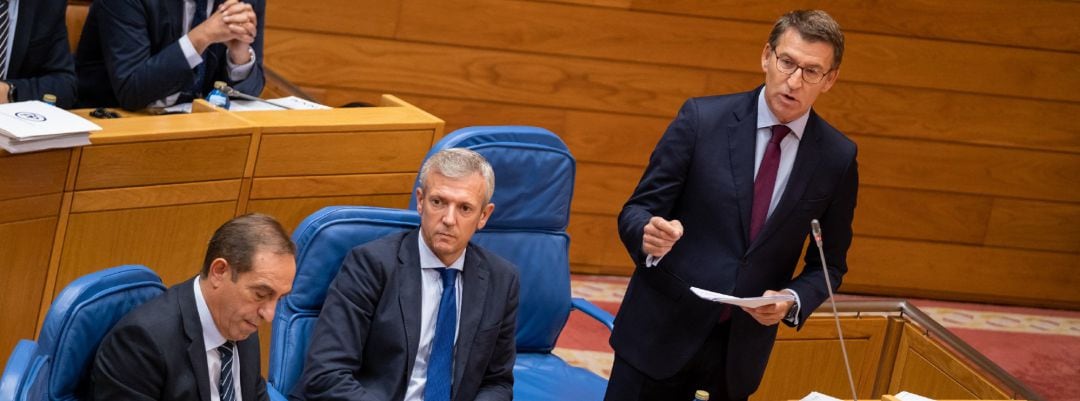 El presidente de la Xunta, Alberto Núñez Feijóo, responde a los grupos de la Cámara en el pleno