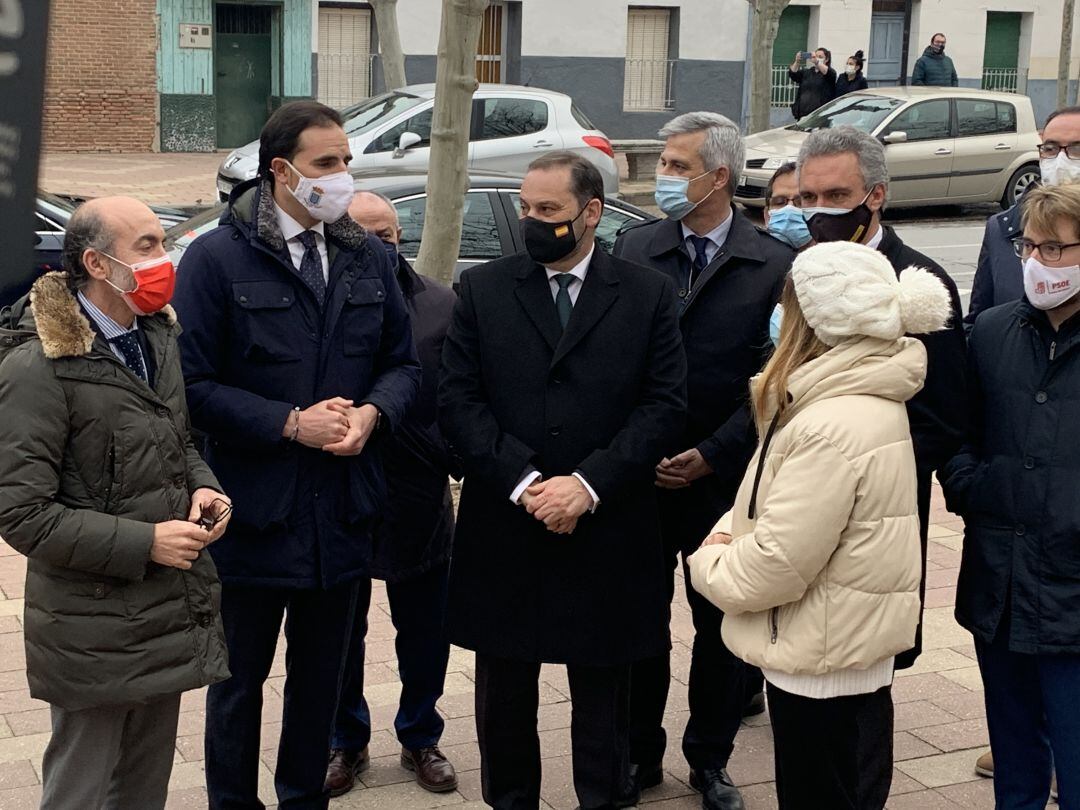 Las autoridades regionales y locales con el Ministro Ábalos a su llegada al Simón Ruiz