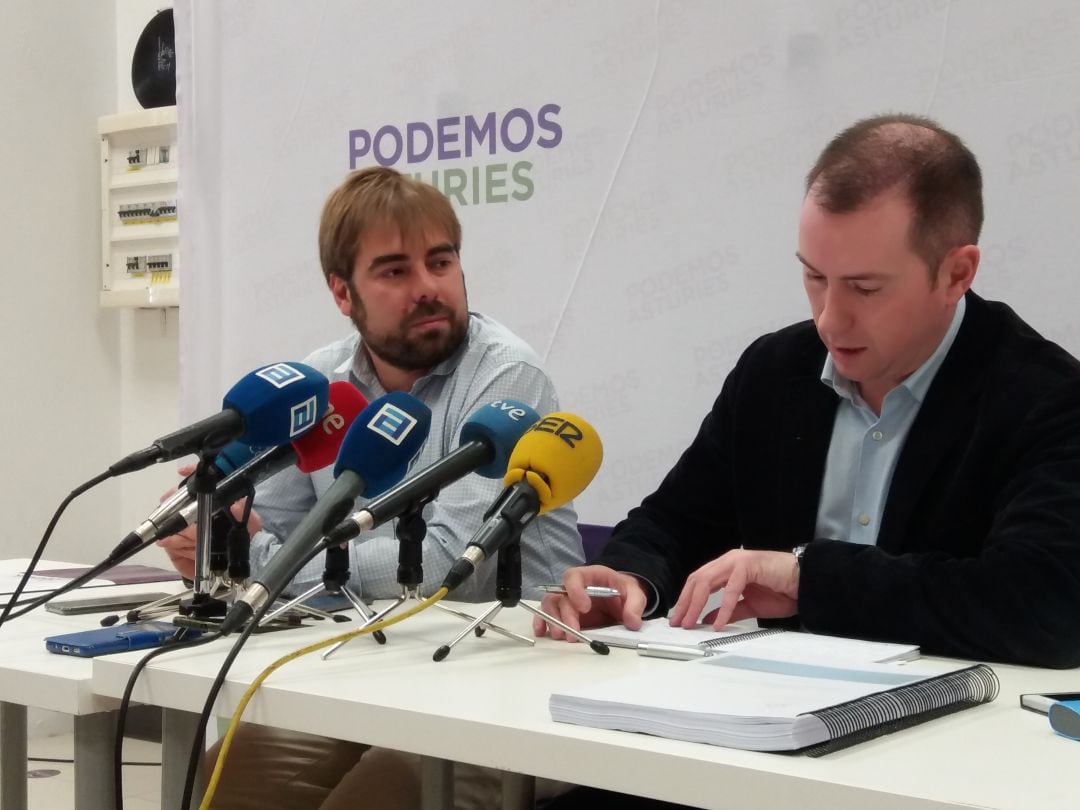 El secretario general de Podemos, Daniel ripa, y el presentante de la formación en el consejo de administración de Hunosa José Ángel Gayol, comparecen en rueda de prensa para hablar del informe de auditoría que señala que Teresa Mallada como presidenta de Hunosa cargó 18.000 euros injustificados a la empresa pública.