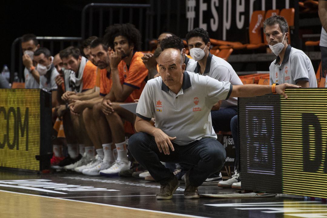 El banquillo de Valencia Basket con Jaume Ponsarnau