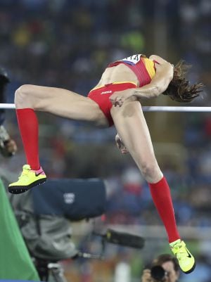 La atleta española Ruth Beitia realiza su salto de altura en la final de la prueba en los Juegos Olímpicos Río