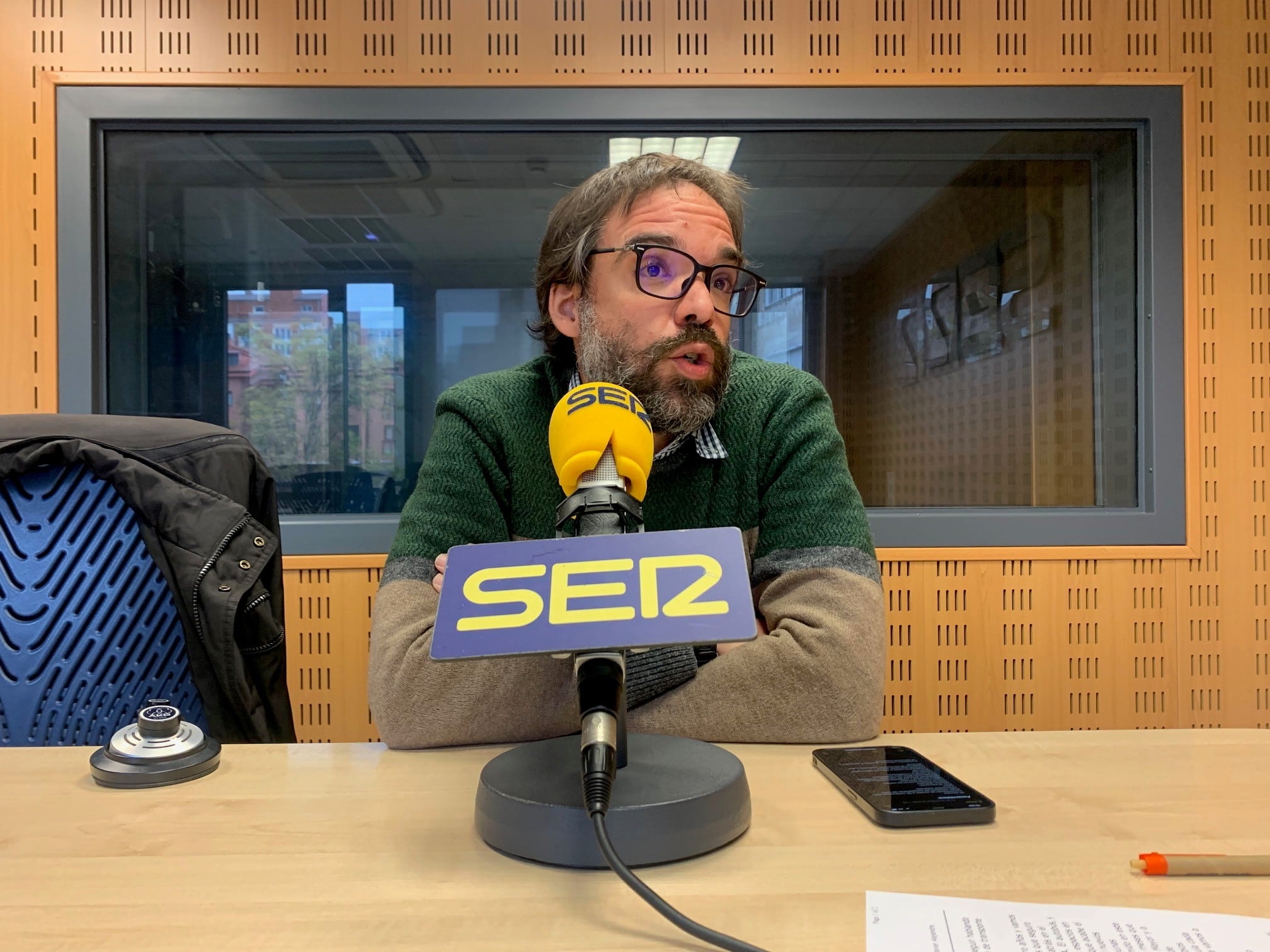 El gerente de AUVASA, durante la entrevista en los estudios de la SER