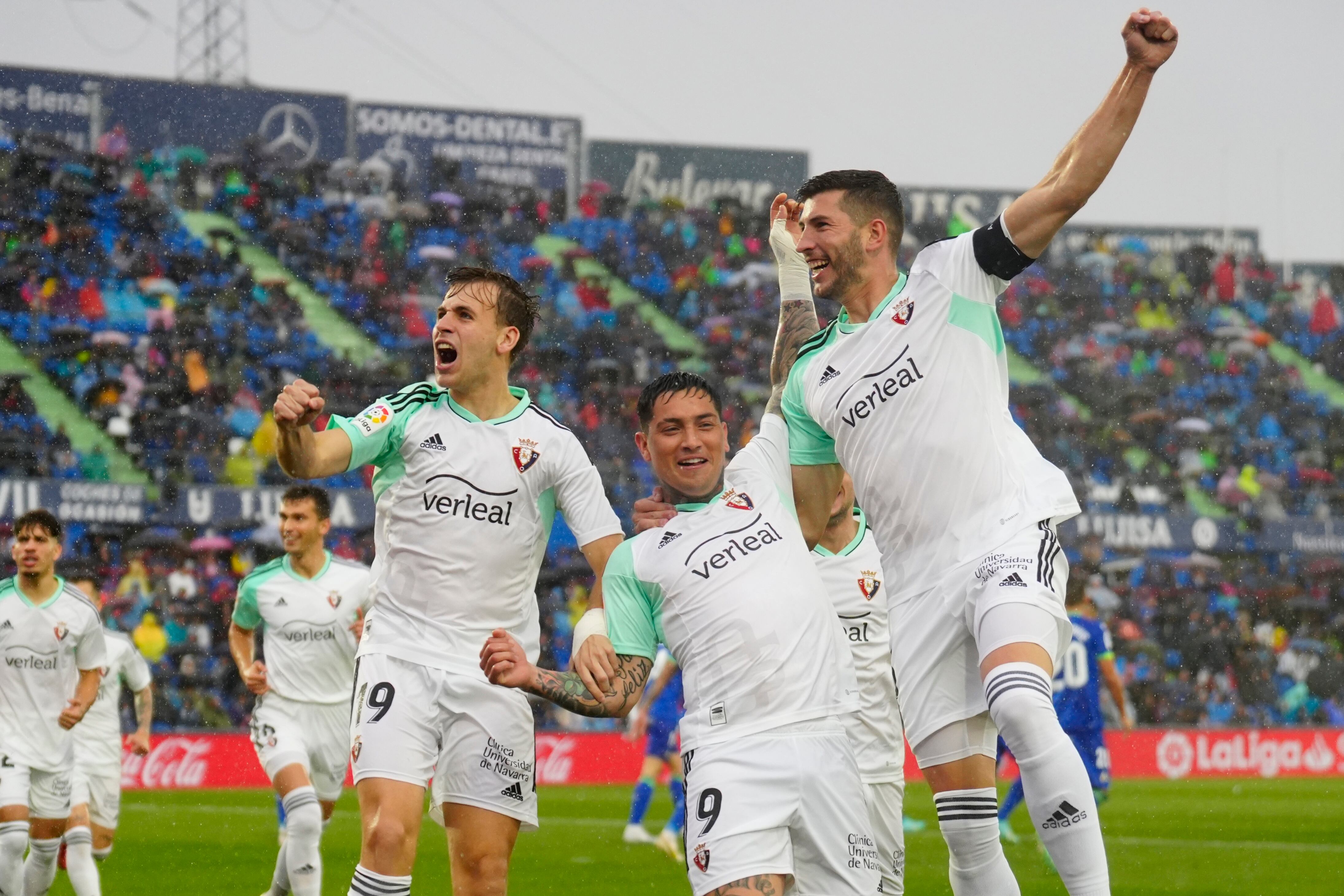 Los jugadores de Osasuna celebran su gol que les adelantaba ante al Getafe en el Coliseum