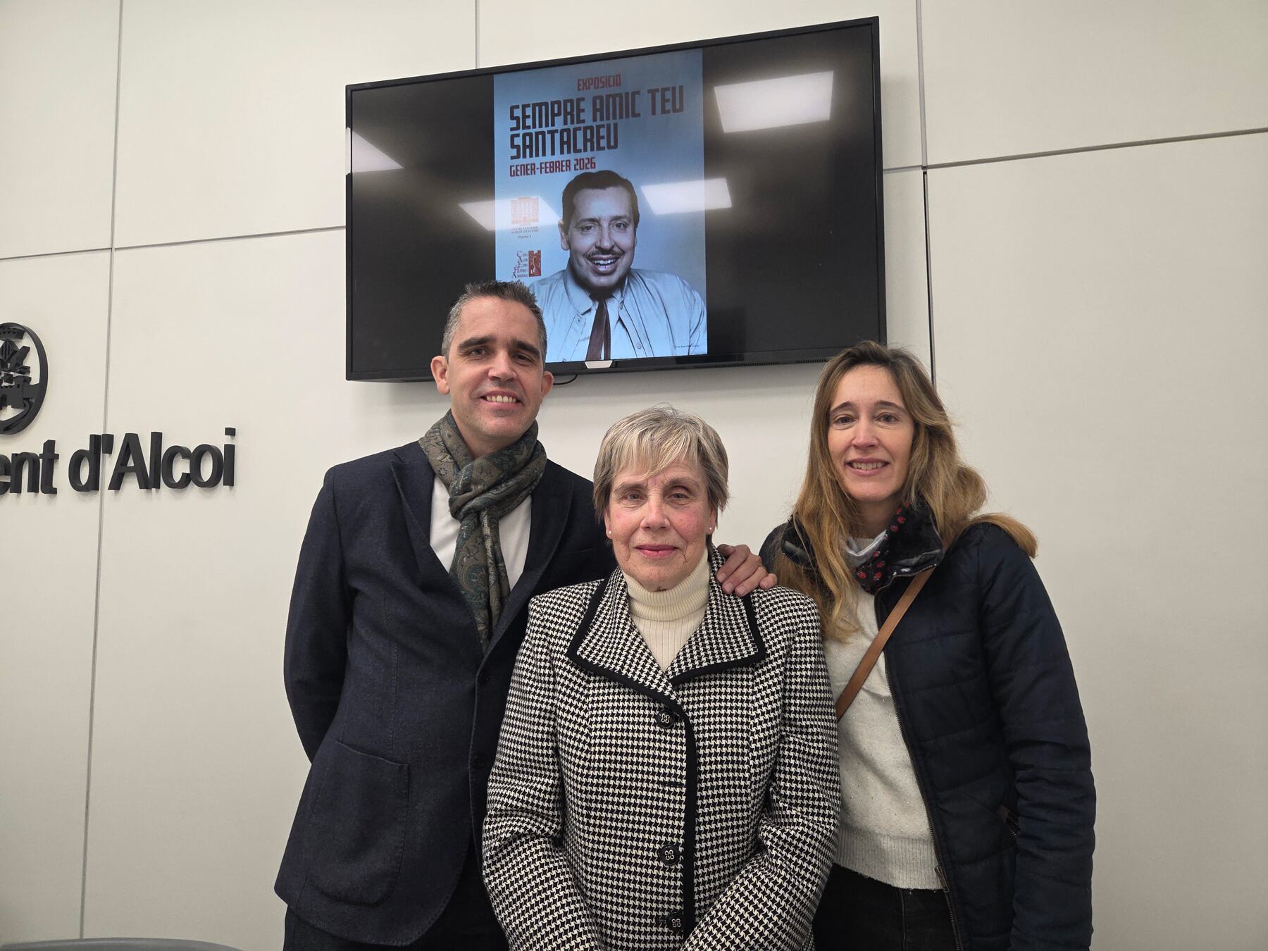 Encarna Santacreu, hija única de Armando, acompañada por sus hijos, Jordi y Ana Martínez Santacreu