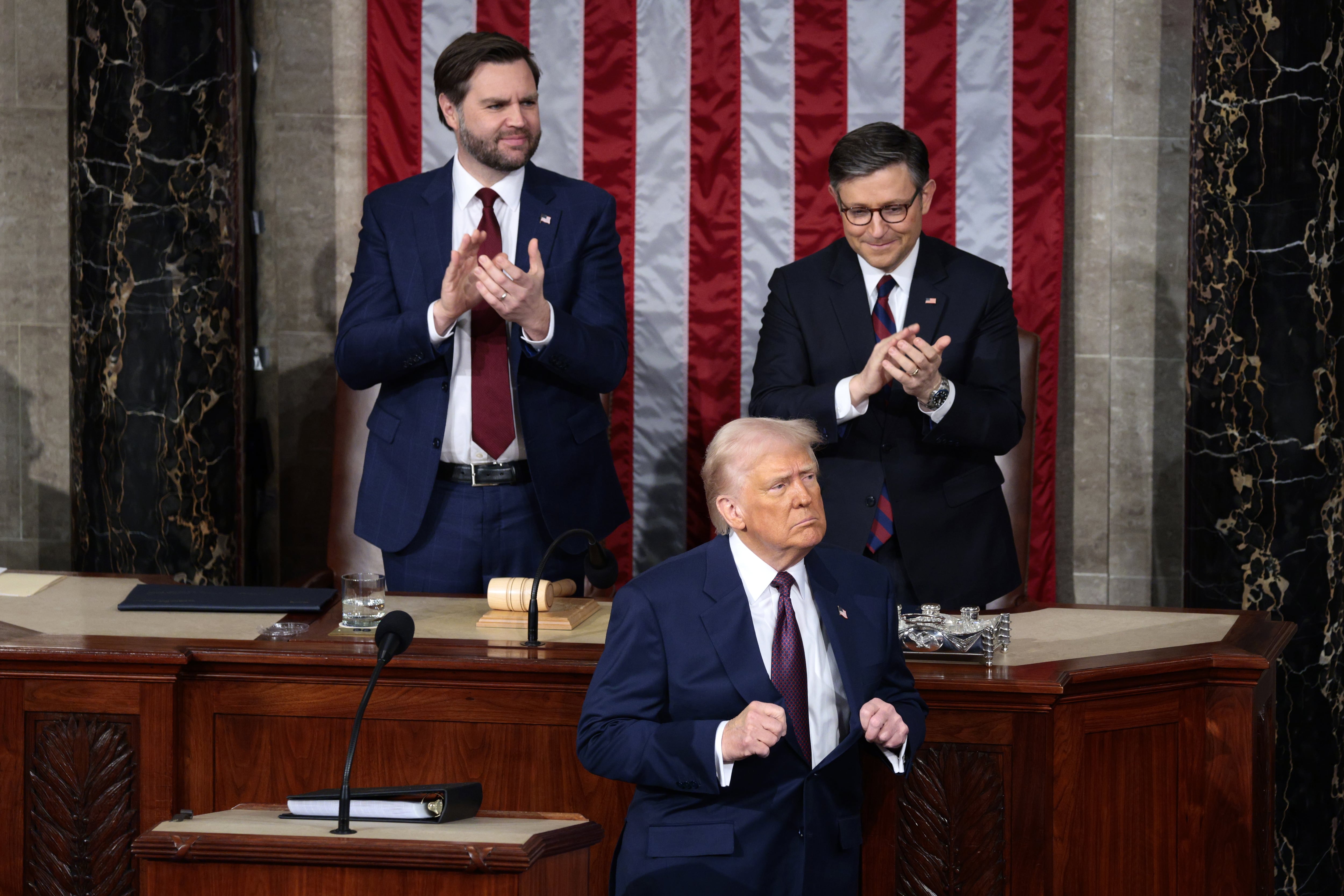 El viecepresidnete JD Vance y Mike Johnson aplauden al presidente Donald Trump.