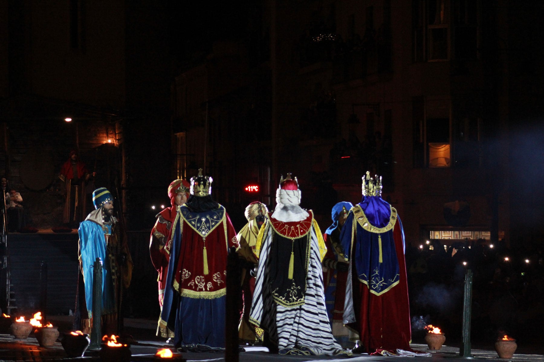 Sus Majestades de Oriente reciben el oro, incienso y mirra de parte de sus pajes antes de ofrecerlo a la Sagrada Familia.