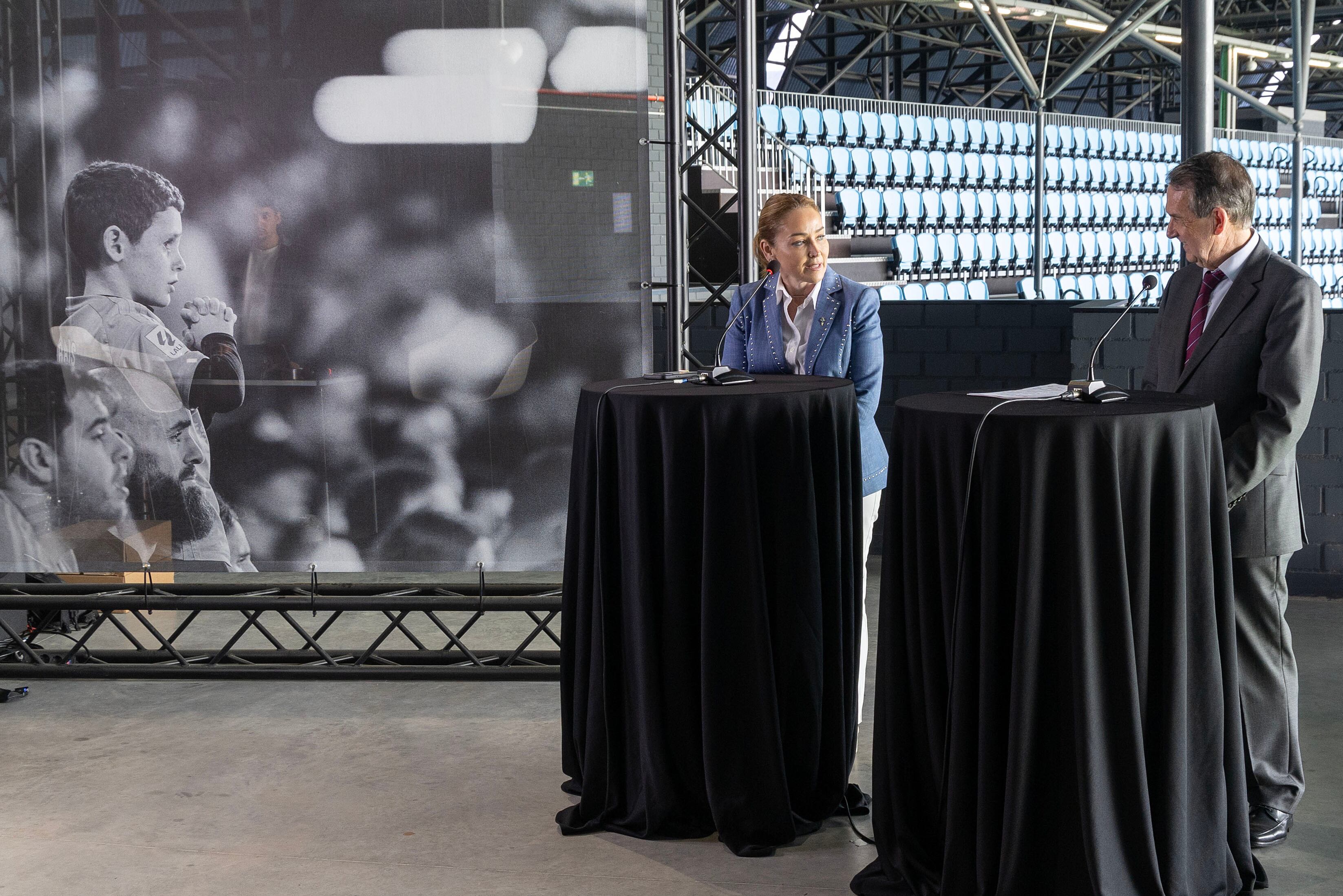 VIGO (PONTEVEDRA), 10/04/2026.-El alcalde de Vigo, Abel Caballero, y Marián Mouriño, presidenta del Celta de Vigo, en la rueda de prensa en la que han anunciado este viernes la aprobación inicial del pliego que regulará la concesión del estadio municipal de Balaídos al Real Club Celta de Vigo, el cual abonará un canon anual de 802.837,93 euros al Ayuntamiento. EFE / Salvador Sas