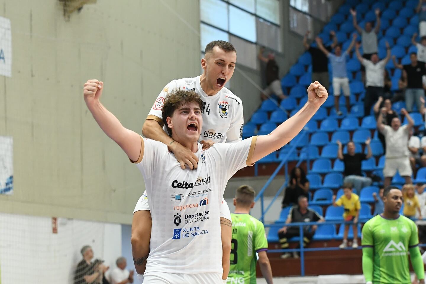 Gonzalo Santa Cruz celebra uno de los goles de O Parrulo ante el Illes Balears Palma Futsal en A Malata | foto: Ismael Miján (@mijanphoto_sports) para O Parrulo Ferrol