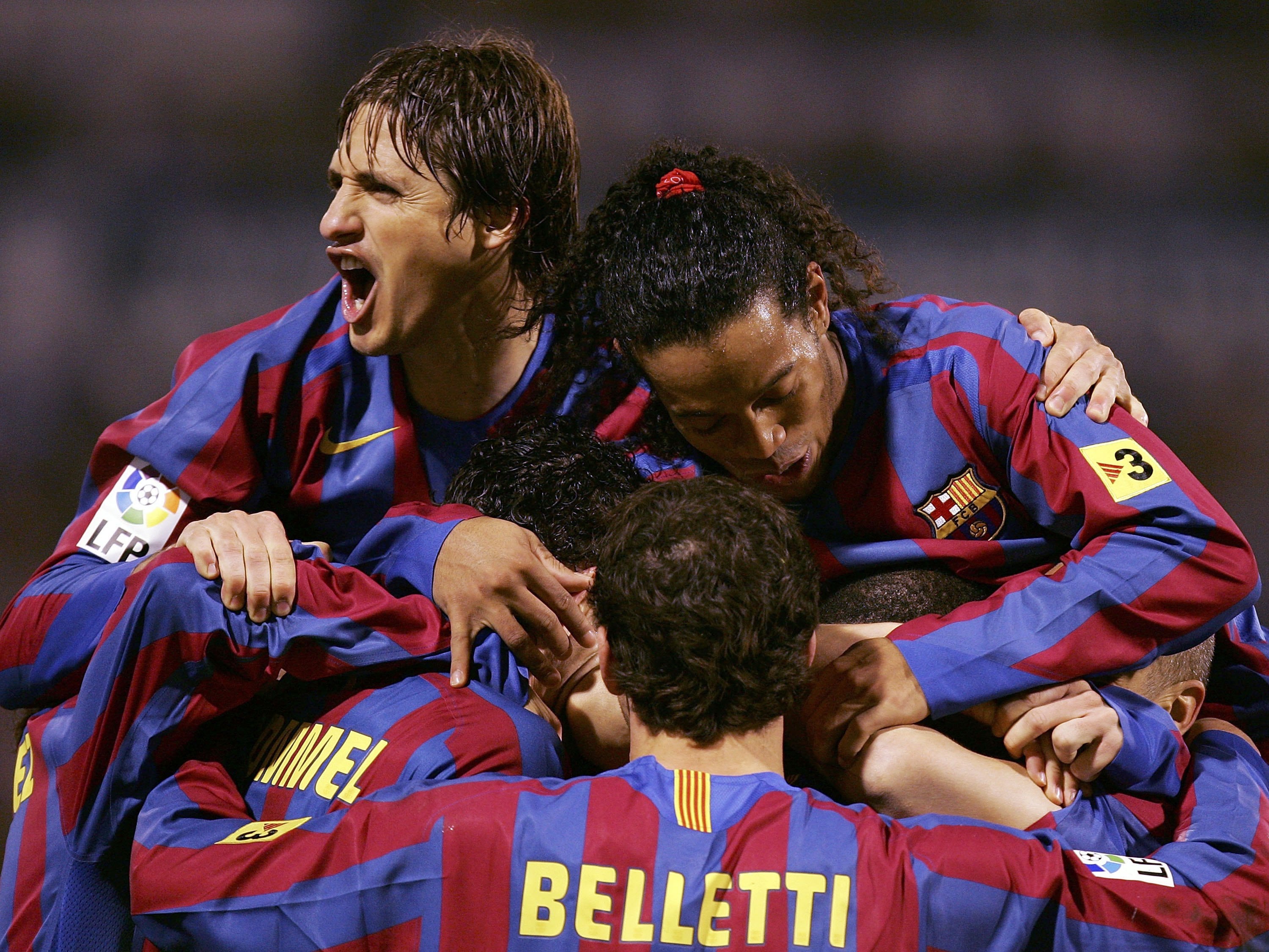 Edmílson corona una piña con el Barça en la celebración de un gol