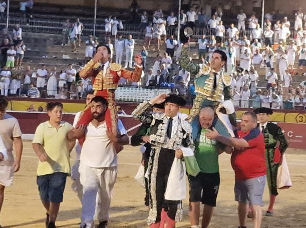 Marco Pérez y Talavante salen a hombros de la Plaza de Toros de Huesca