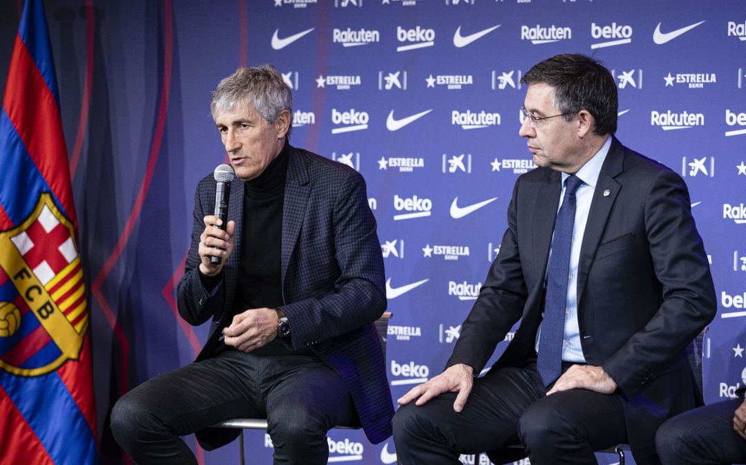  El exentrenador Quique Setién, junto al presidente del FC Barcelona, Josep Maria Bartomeu
 