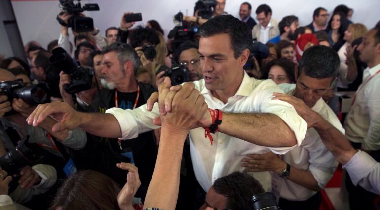 El socialista Pedro Sánchez celebra su victoria en las primarias del PSOE junto a sus afiliados simpatizantes.