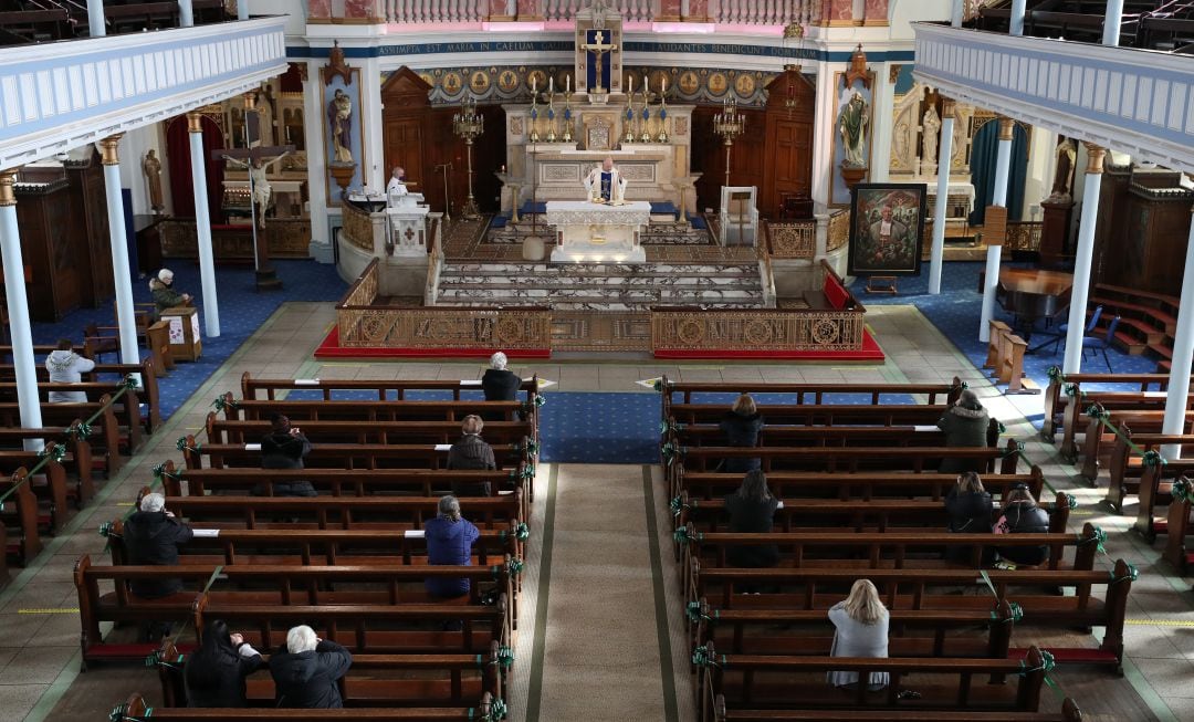 Una misa en una Iglesia.