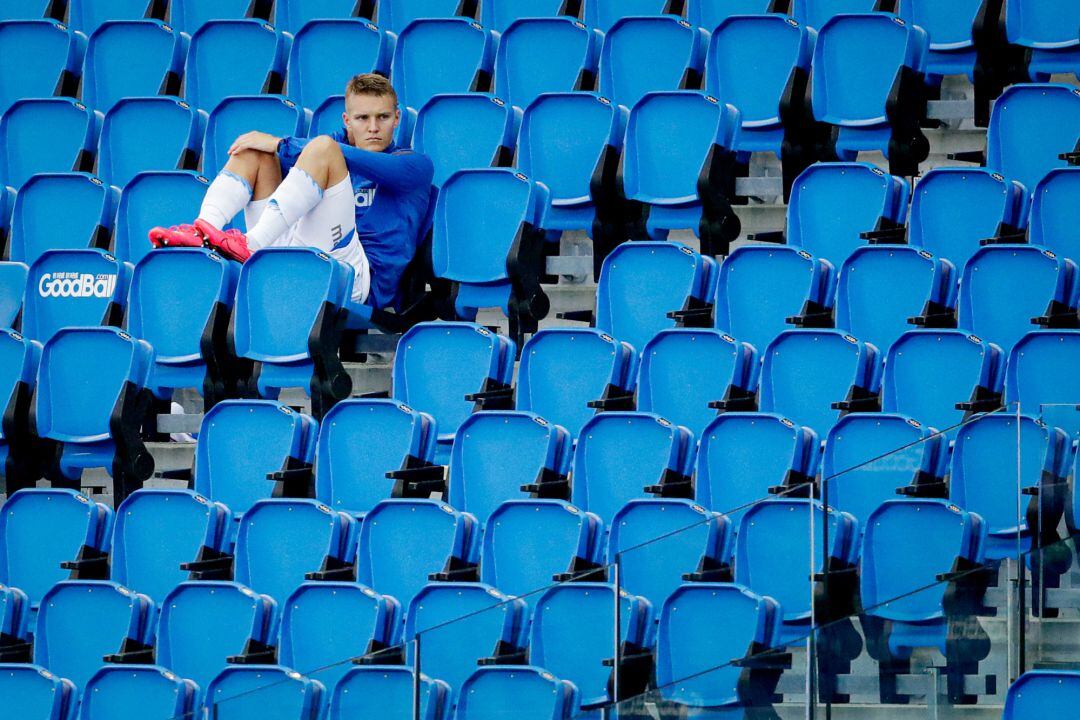 Odegaard observa un partido de la Real en la grada