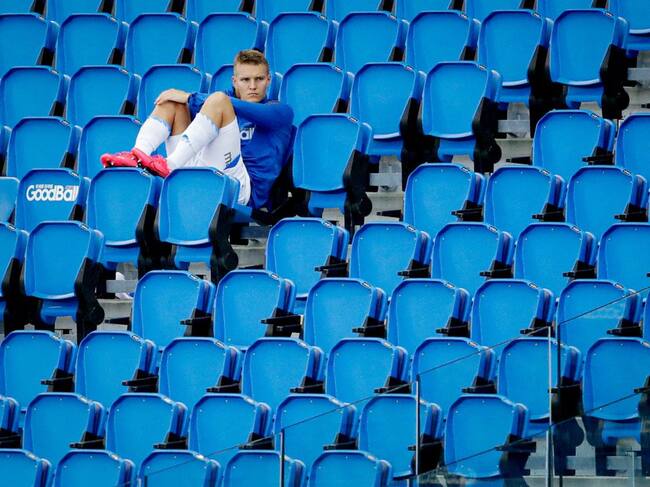 Odegaard observa un partido de la Real en la grada