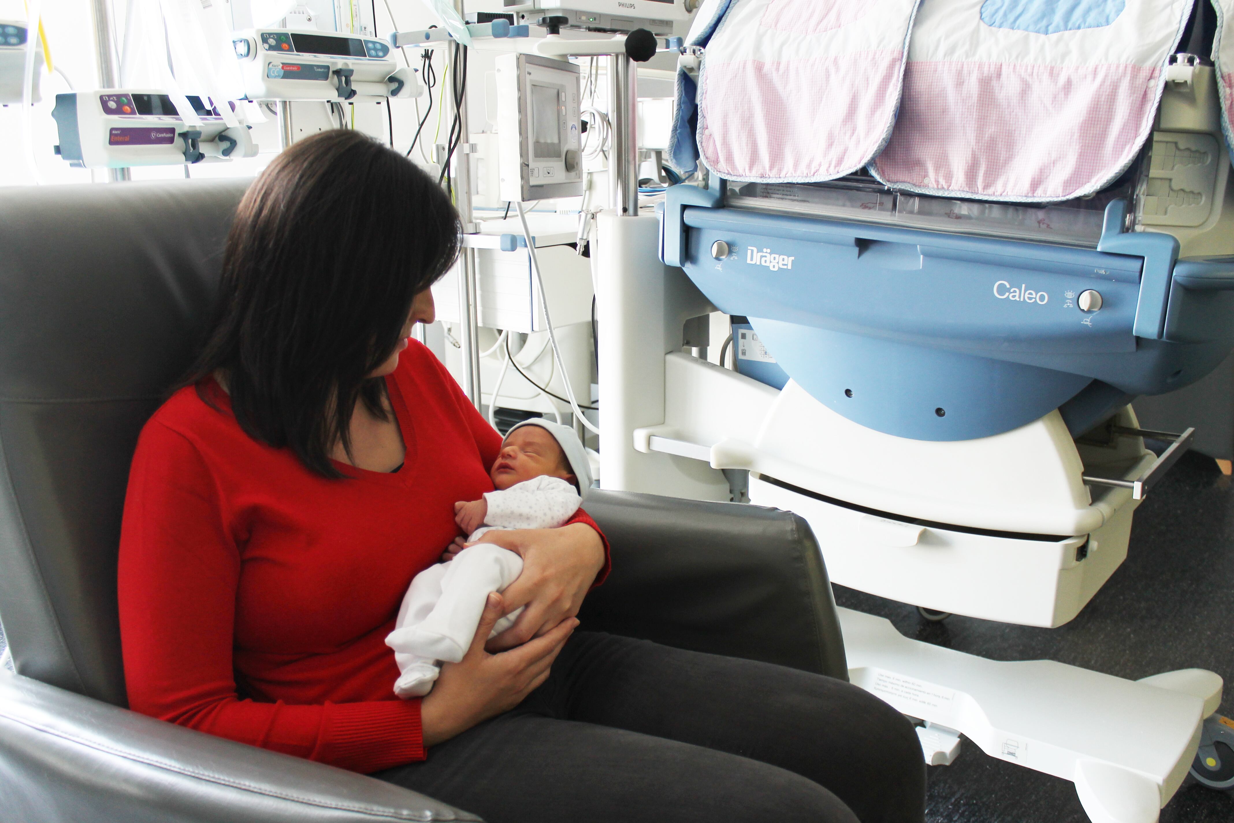 Madre y bebé en el Hospital del Vinalopó de Elche