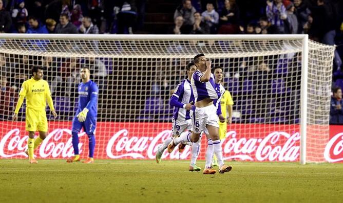 El jugador del Valladolid celebra su gol ante el Villarreal durante el partido de la vigésimo primera jornada de la Liga BBVA.