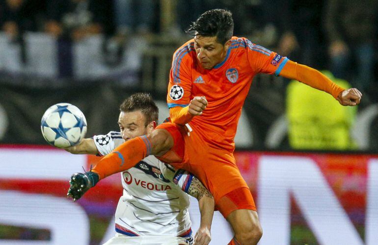 Olympique Lyon’s Mathieu Valbuena (L) challenges Valencia’s Enzo Perez (R) during their Champions League Group H soccer match in Lyon, France, September 29, 2015. REUTERS/Robert Pratta