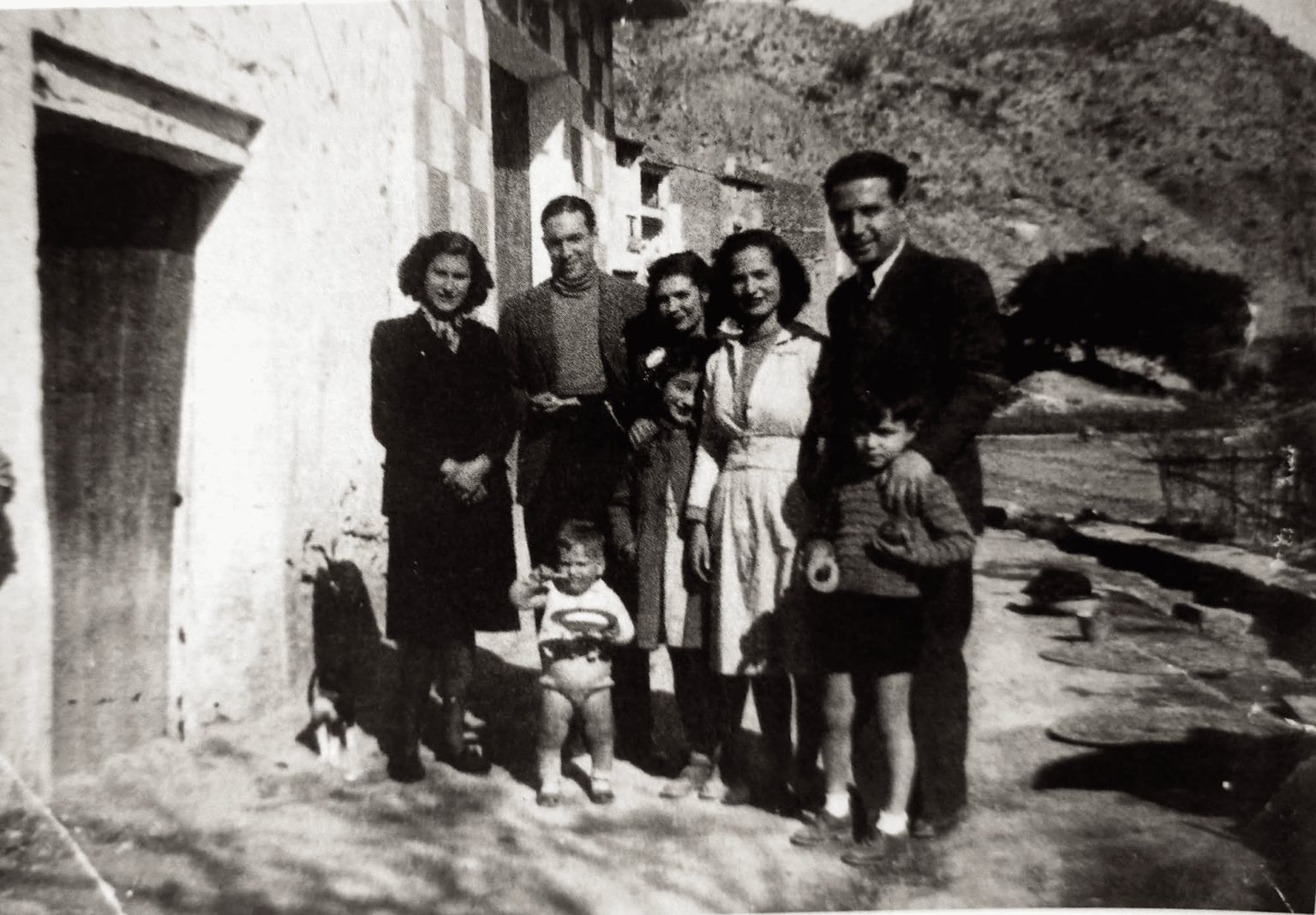 Tramo de la Acequia del Lugar a la derecha de la imagen. Fuente: &#039;Gestalgar, imágenes y memoria de un pueblo&#039;, trabajo desarrollado por la Asociación amigos y amigas de Gestalgar.