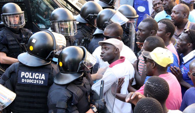 Ciutadans senegalesos encarant-se amb els Mossos d'Esquadra.