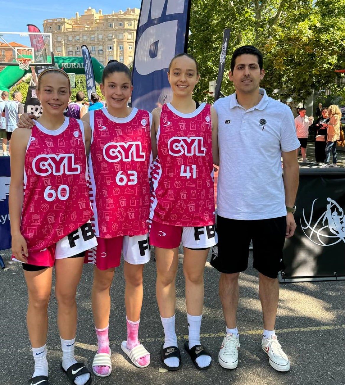 Julia Aguado y Alma Merino (Filipenses Baloncesto) e Inés Rubio (CB Villamuriel) participarán en el Campeonato Nacional bajo la tutela del seleccionador palentino Francisco París