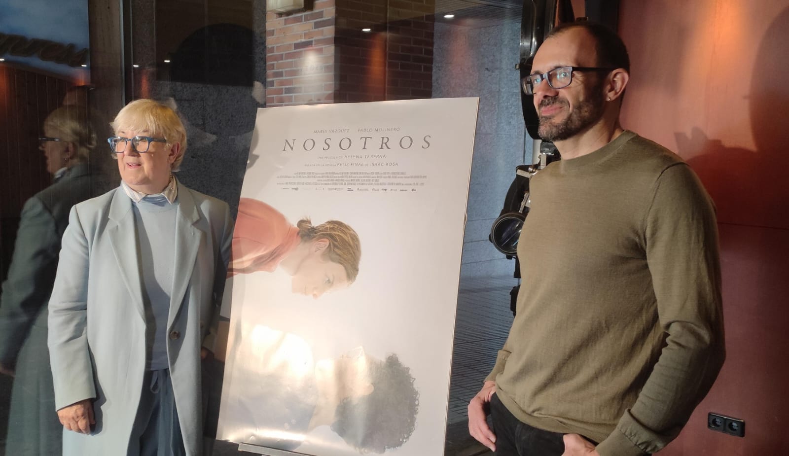 La directora y guionista alsasuarra Helena Taberna y el escritor Isaac Rosa, en la presentación de la película &quot;Nosotros&quot; en Pamplona.