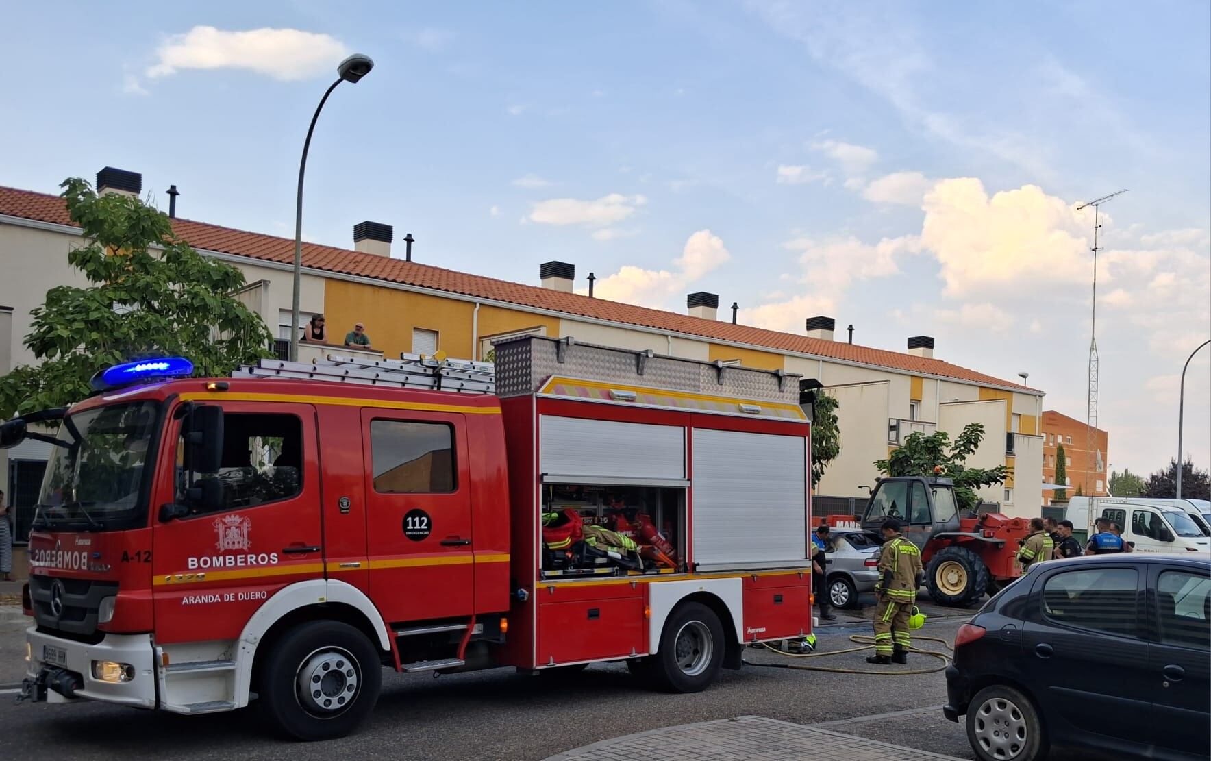 Bomberos, policía local y nacional en el incendio de un vehículo en la Plaza Mateo Cerezo