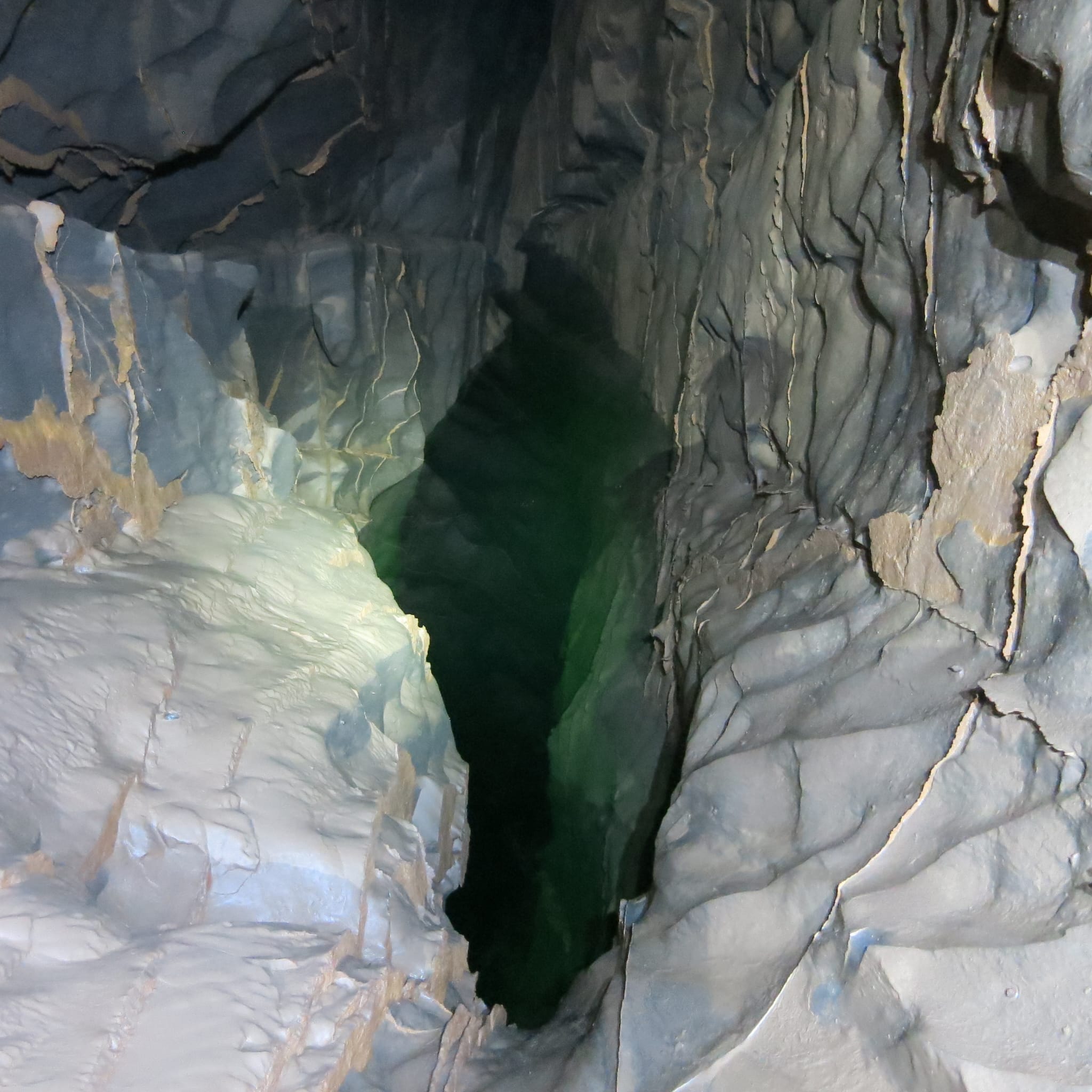 Cueva a la que se accede desde la cantera de Nanclares (Álava) y conecta con el acuífero de Subijana. En la imagen se puede ver un sifón de cinco por dos metros apróximadamente