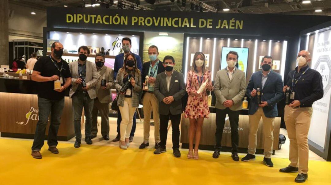 Representantes de los aceites &#039;Jaén Selección 2021&#039; en la jornada inaugural de Madrid Fusión con Francisco Reyes, presidente de la Diputación.