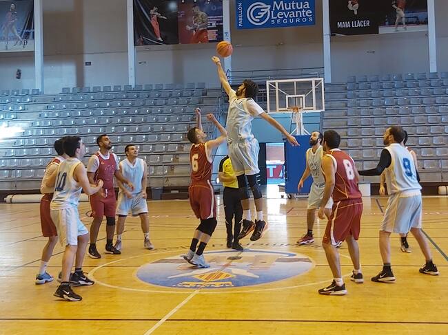 Salto inicial del partido entre el Combinado Par y el Combinado Impar