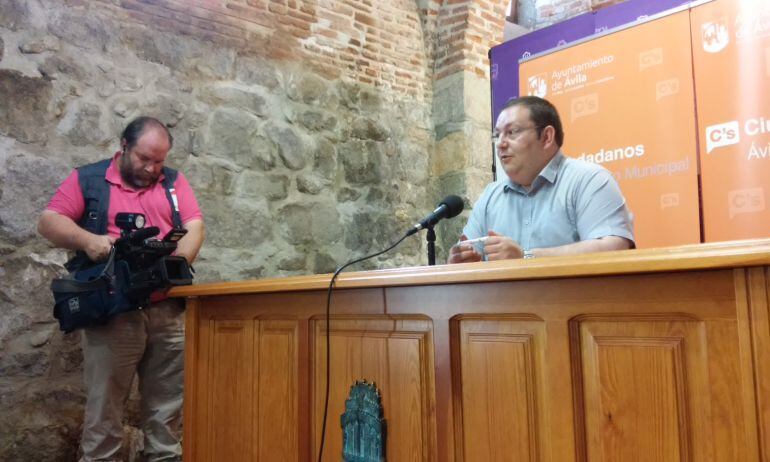 El portavoz de Ciudadanos en el Ayuntamiento afirma que podrían producirse contactos este mismo verano