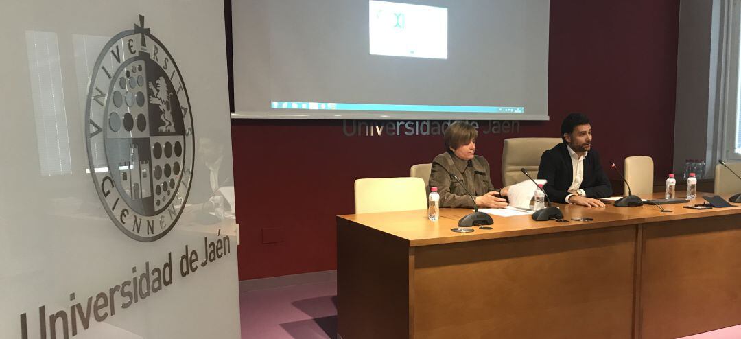 A la derecha el director del Secretariado de Responsabilidad Social de la UJA, Arturo Montejo, durante la presentación de la XI Semana Verde.