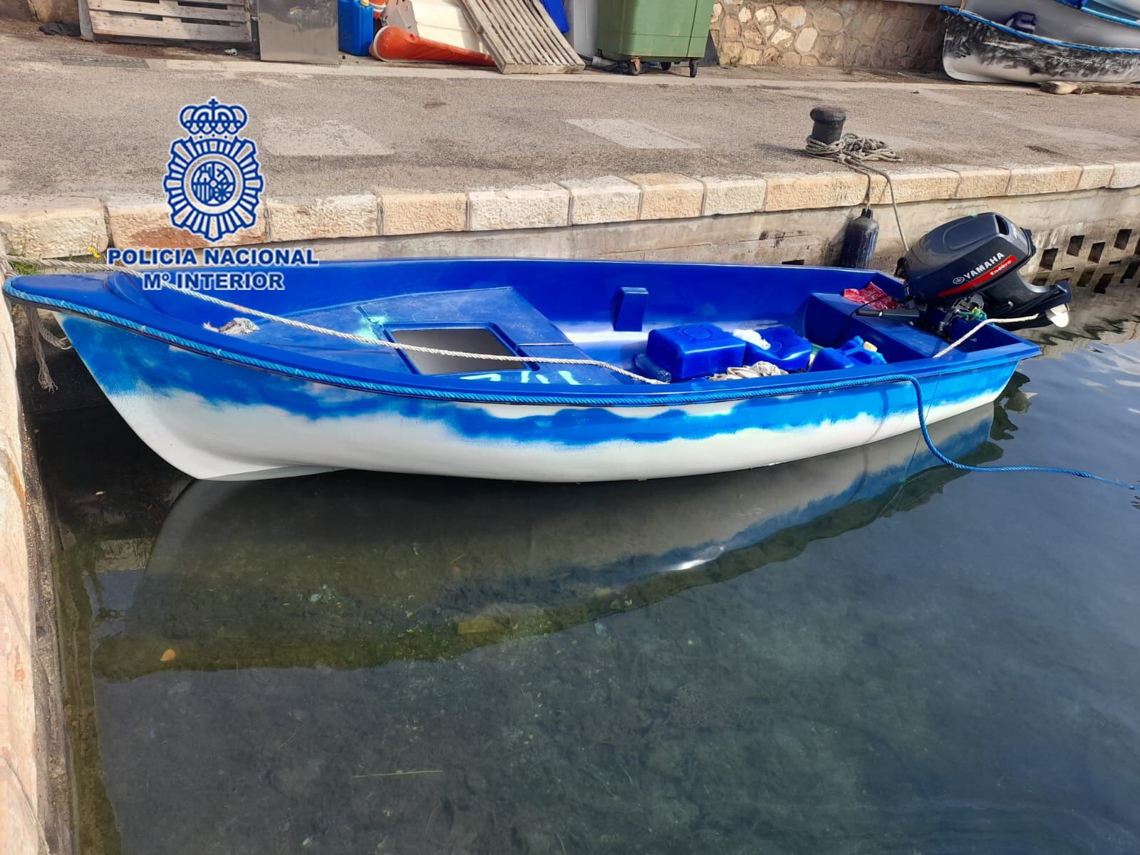 Imagen de archivo de una de las pateras interceptadas por la Policía Nacional en una operación contra los responsables de estas redes de tráfico de seres humanos