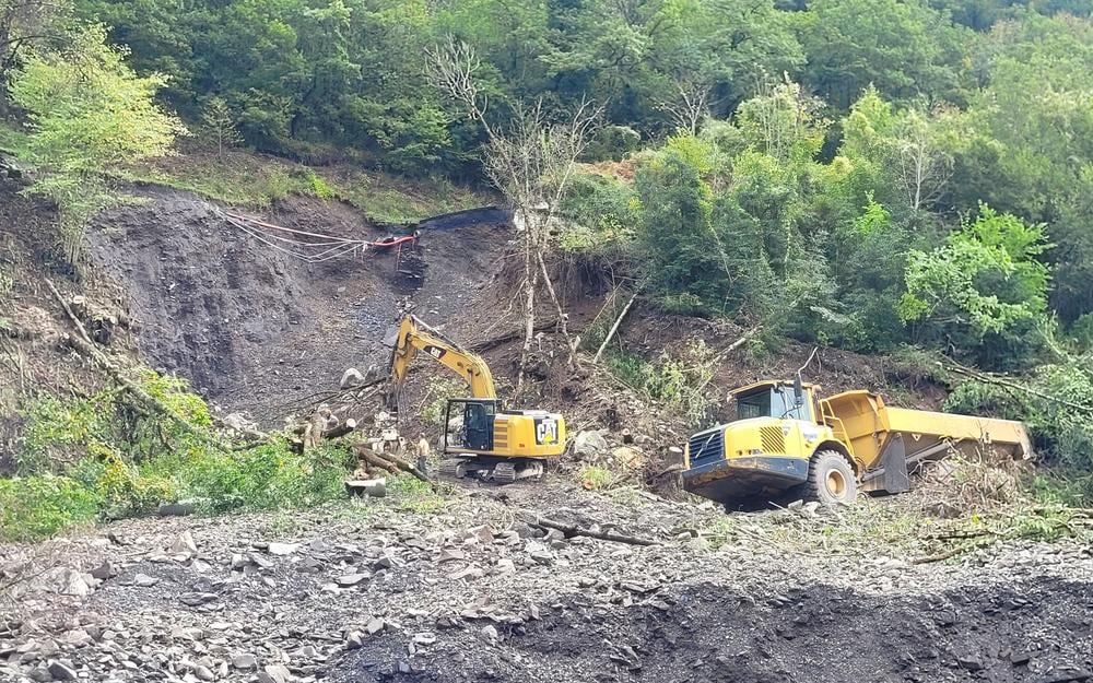 Este miércoles podían verse grandes máquinas en el principal socavón que mantiene cortado el tráfico fronterizo