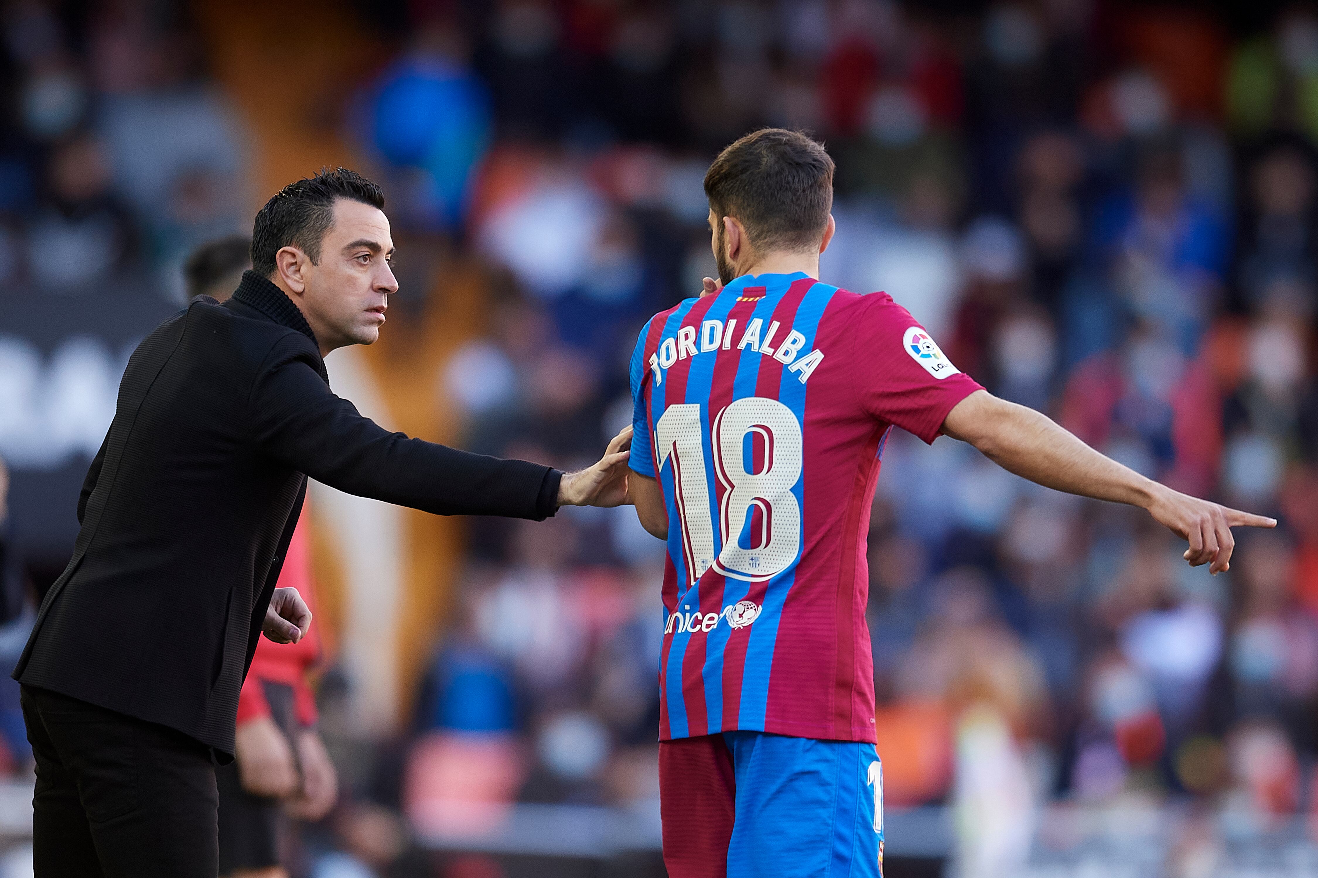 Xavi habla con Jordi Alba, durante un partido de la pasada temporada.