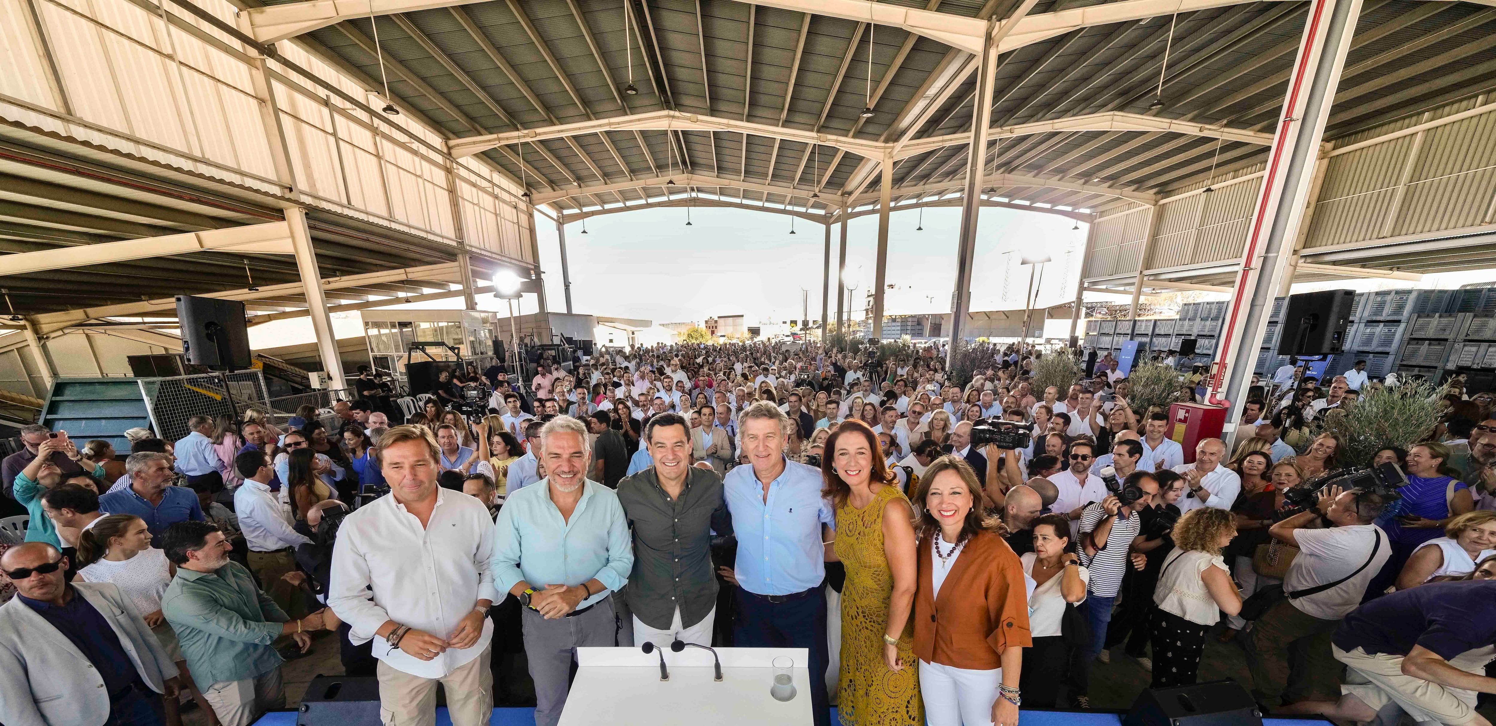 ALHAURÍN EL GRANDE (MÁLAGA) 12/09/2025.- El presidente nacional del PP, Alberto Núñez Feijóo (3d), y el presidente de la Junta de Andalucía y de los populares andaluces, Juanma Moreno (3i), participan en el acto de inicio de curso político del PP andaluz en Alhaurín el Grande, Málaga. EFE/PP/Tarek/ SOLO USO EDITORIAL/SOLO DISPONIBLE PARA ILUSTRAR LA NOTICIA QUE ACOMPAÑA (CRÉDITO OBLIGATORIO)