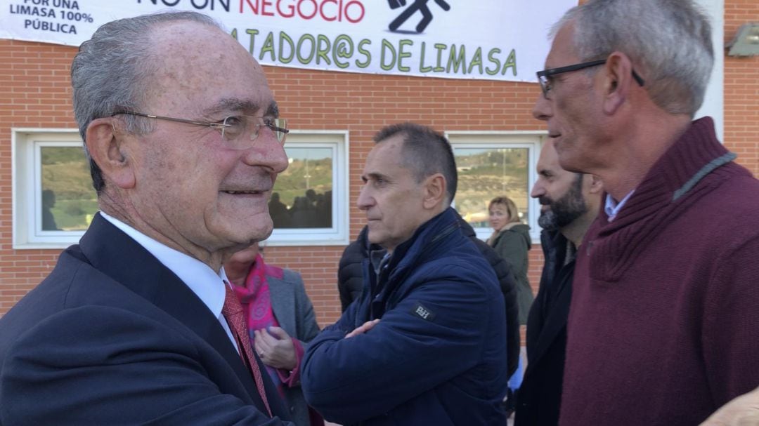 El alcalde de Málaga, Francisco de la Torre, saluda al comité de empresa de Limasa en su última visita a Los Ruices