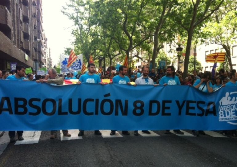 Pancarta de la manifestación que ha recorrido -este domingo- las calles de Zaragoza.