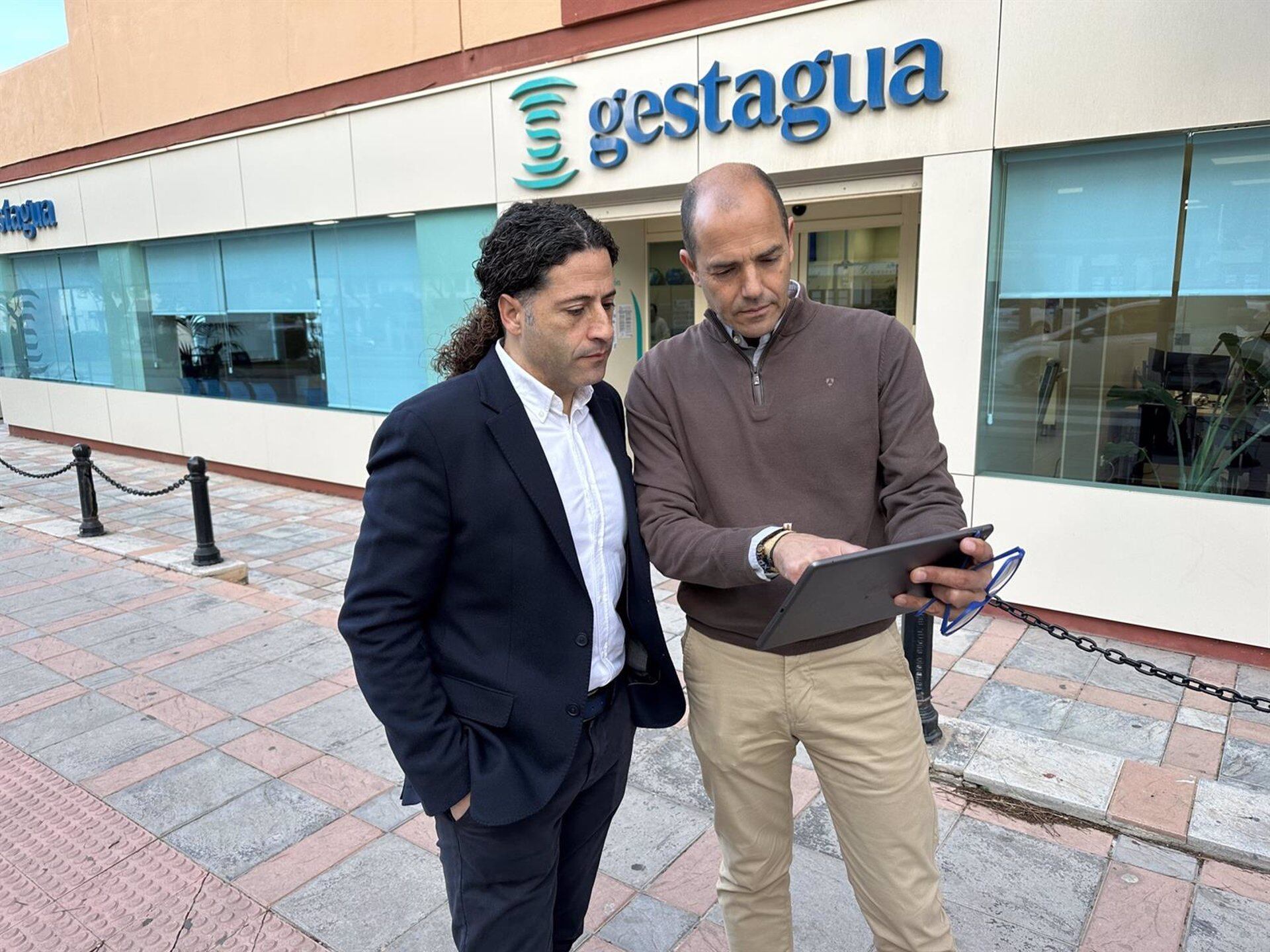 El delegado de Gestagua en Fuengirola, Enrique Sánchez y el concejal de Infraestructuras del municipio, José Sánchez, han anunciado la medida que se va a poner en marcha en horario de 00.00 a 07.00 horas los días de entre semana