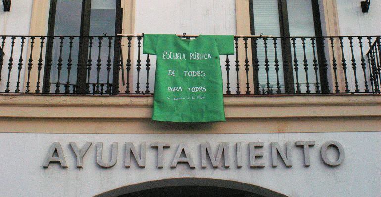 Una camiseta de la Marea Verde en la fachada del ayuntamiento de Sanse